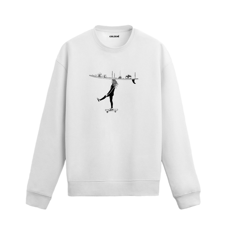 Kaykay üzerinde ilerleyen figür, başında sörf tahtası ve doğa detayları olan Colermi sweatshirt.