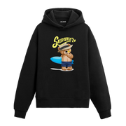 Şapka takmış ve elinde limonata tutan, arkasında mavi sörf tahtası olan ayıcık baskılı hoodie tasarımı.