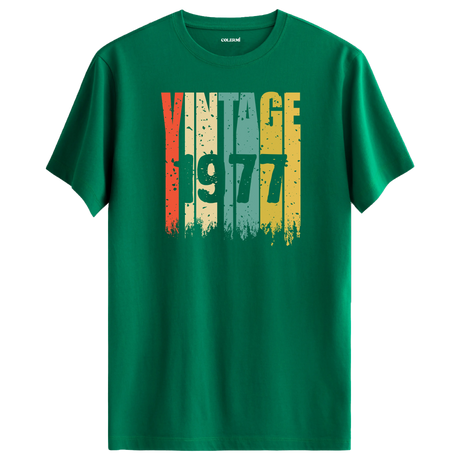 1977 yılına ait vintage tarzda, retro renk bloklarıyla tasarlanmış siyah t-shirt.