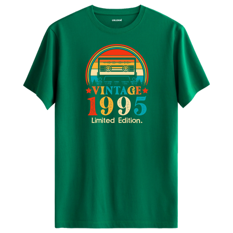 Yeşil vintage t-shirt, 1995 kaset çalar tasarımlı, zamansız şıklık sunan retro tişört.
