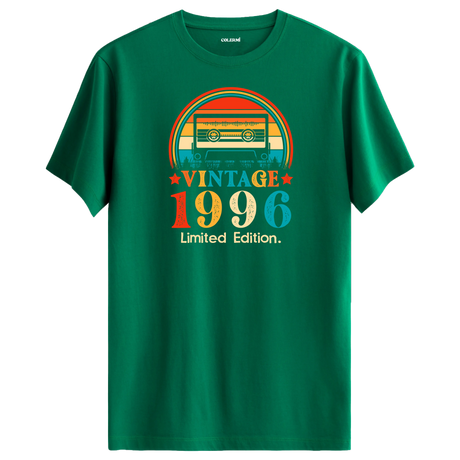 Yeşil vintage t-shirt, 1996 kaset çalar tasarımlı, zamansız şıklık sunan retro tişört.