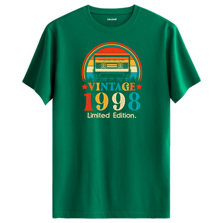 Yeşil vintage t-shirt, 1998 kaset çalar tasarımlı, zamansız şıklık sunan retro tişört.