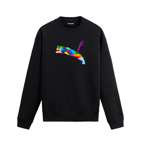 Siyah sweatshirt üzerinde renkli zıplayan kedi baskısı.