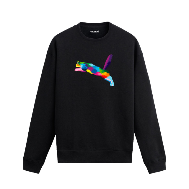 Siyah sweatshirt üzerinde renkli zıplayan kedi baskısı.