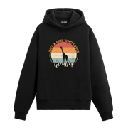 Retro günbatımı dairesinde zürafa ve “Just a Girl Who Loves Giraffes” yazılı siyah hoodie